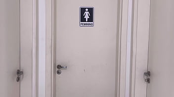 Um homem invade o vestuario feminino do meu trabalho e fode gozando dentro da loira no banho no seu trabalho