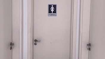 Um homem invade o vestuario feminino do meu trabalho e fode gozando dentro da loira no banho no seu trabalho