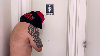 Um homem invade o vestuario feminino do meu trabalho e fode gozando dentro da loira no banho no seu trabalho