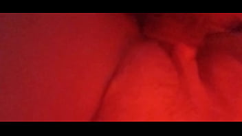 Safadoscasal colocando pal na buceta da safada