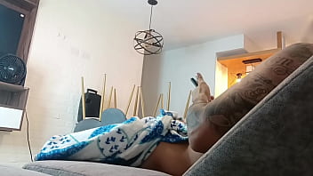 Me gusta grabarme mientras me masturbo pero a la puta de mi madrastra le dio por entrar a mi cuarto mientras lo hacia historia completa