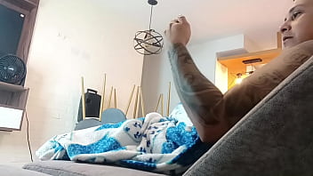 Me gusta grabarme mientras me masturbo pero a la puta de mi madrastra le dio por entrar a mi cuarto mientras lo hacia historia completa