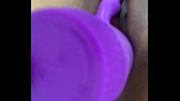 Acordei molhada de tesão e acabei sentando no meu vibrador preferido Acordei molhada de tesão e acabei sentando no meu vibrador preferido