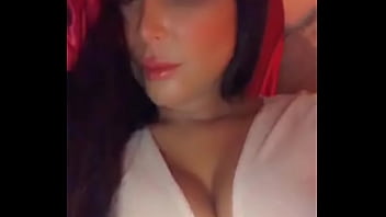 Je suis chaude ce soir mes bébés