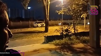 Secretaria do diretor é flagrada chupando pau na praça na hora da janta