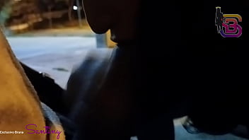 Secretaria do diretor é flagrada chupando pau na praça na hora da janta