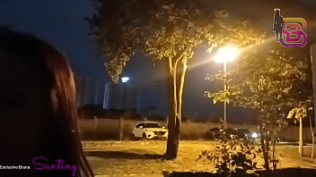 Secretaria do diretor é flagrada chupando pau na praça na hora da janta