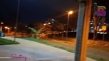 Secretaria do diretor é flagrada chupando pau na praça na hora da janta