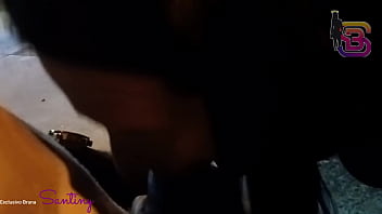 Secretaria do diretor é flagrada chupando pau na praça na hora da janta