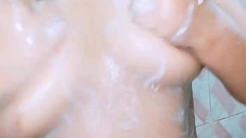 हॉट भारतीय गर्लफ्रेंड नहाते समय अपनी टाइट चूत में उंगली कर रही है thumbnail