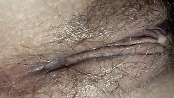 Minha bucetinha peluda levou pau e uma bela carga de porra durante o sexo amador