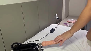 Ela brincando com a maquina de sexo eu não resisti e pedi pra come la