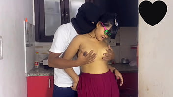 Una puta colegiada me chupa la verga antes de irse a estudiar