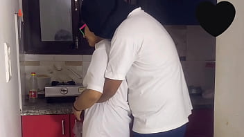 Una puta colegiada me chupa la verga antes de irse a estudiar