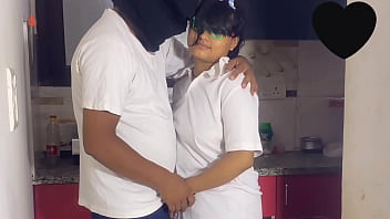 Una puta colegiada me chupa la verga antes de irse a estudiar