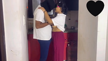 Una puta colegiada me chupa la verga antes de irse a estudiar