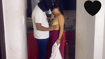 Una puta colegiada me chupa la verga antes de irse a estudiar