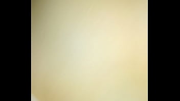 Se masturba mientras la cojo