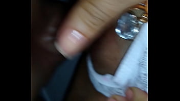 Se masturba mientras la cojo