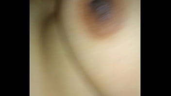 Se masturba mientras la cojo