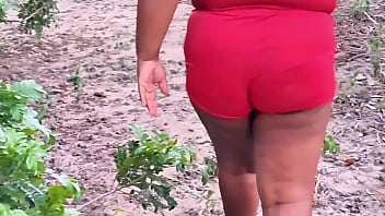 Vizinha evangélica pegando frutas