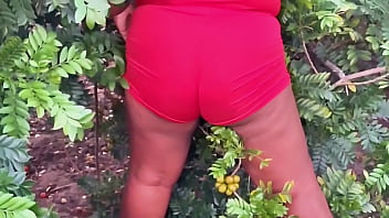 Vizinha evangélica pegando frutas