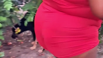 Vizinha evangélica pegando frutas