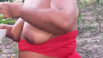 Vizinha evangélica pegando frutas