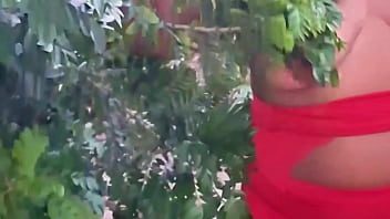 Vizinha evangélica pegando frutas