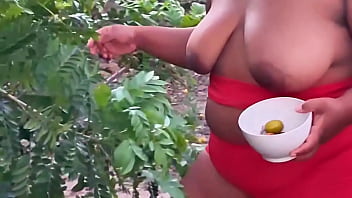 Vizinha evangélica pegando frutas