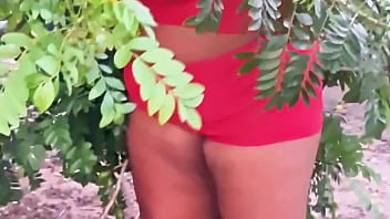 Vizinha evangélica pegando frutas