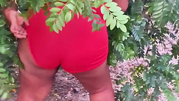 Vizinha evangélica pegando frutas