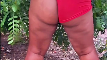 Vizinha evangélica pegando frutas