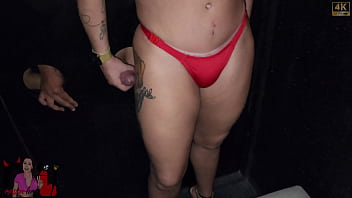 Sendo fodida por desconhecido no glory hole sem camisinha ganhei leitinho na boca