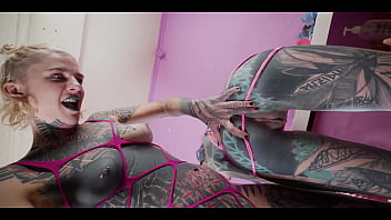 Alt babe keeps thrusting with her strap on until anuskatzz explodes in a squir