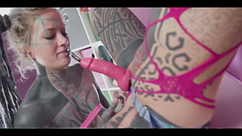 Alt babe keeps thrusting with her strap on until anuskatzz explodes in a squir