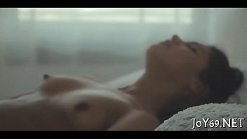 Solo babe stretches pink love tunnel