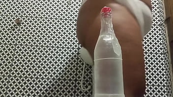 Arrombei meu rabo guloso com a garrafa pet