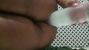 Arrombei meu rabo guloso com a garrafa pet