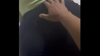 Me gozo las teticas de mi prima