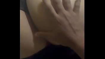 Me gozo las teticas de mi prima