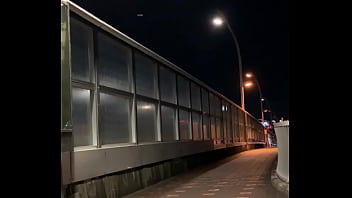 女装子まゆちゃんが橋の脇で緊縛コスで全裸大股開き露出自撮り thumbnail