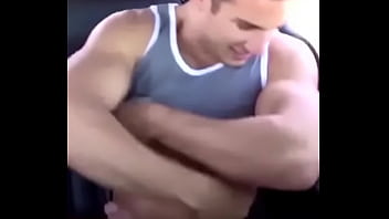 Atleta Se Hace La Paja thumbnail