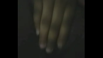 Elle m'excite avec son jolie corps