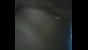 Elle m'excite avec son jolie corps