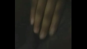 Elle m'excite avec son jolie corps