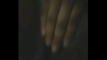 Elle m'excite avec son jolie corps