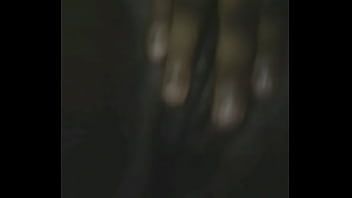 Elle m'excite avec son jolie corps