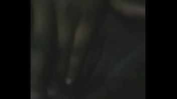 Elle m'excite avec son jolie corps