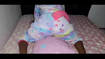 Hijastra tiene sexo con padrastro padrastro frota la polla encima del coño de su hijastra latina